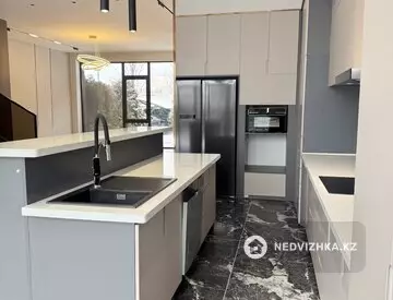 5-комнатная квартира, этаж 1 из 3, 280 м²