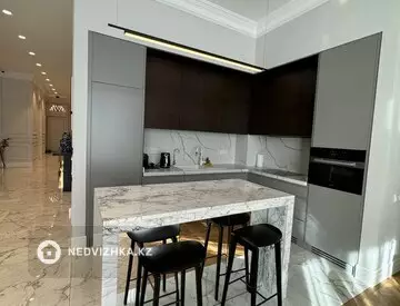 4-комнатная квартира, этаж 1 из 3, 262 м²