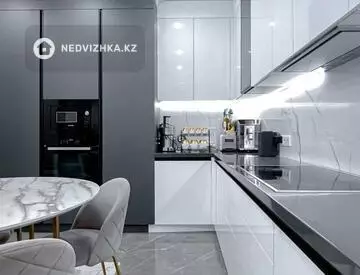 4-комнатная квартира, этаж 7 из 13, 200 м²