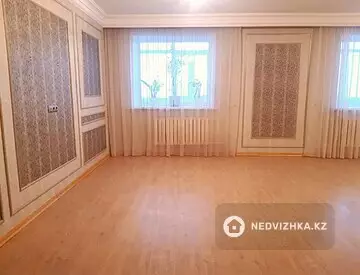 4-комнатная квартира, этаж 4 из 12, 140 м²