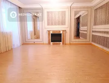 4-комнатная квартира, этаж 4 из 12, 140 м²