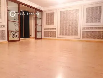 4-комнатная квартира, этаж 4 из 12, 140 м²