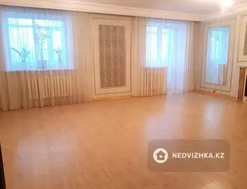 4-комнатная квартира, этаж 4 из 12, 140 м²