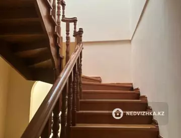 5-комнатная квартира, этаж 6 из 7, 225 м²