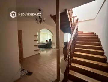 5-комнатная квартира, этаж 6 из 7, 225 м²