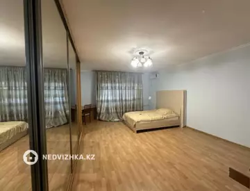 5-комнатная квартира, этаж 6 из 7, 225 м²