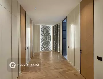 5-комнатная квартира, этаж 1 из 3, 196 м²