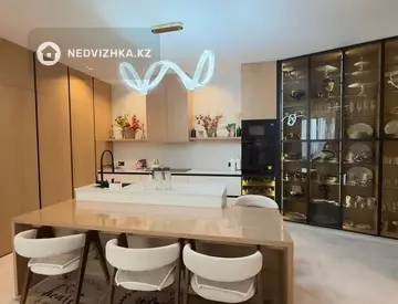 5-комнатная квартира, этаж 1 из 3, 196 м²