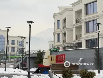 5-комнатная квартира, этаж 1 из 3, 196 м²