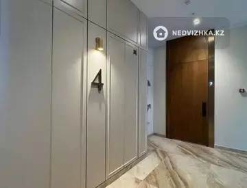 5-комнатная квартира, этаж 4 из 7, 204 м²