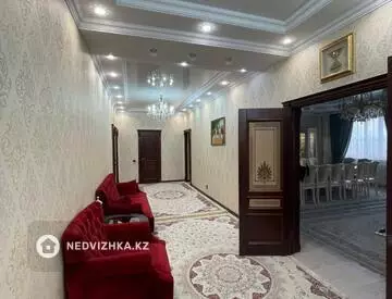 5-комнатная квартира, этаж 3 из 4, 206 м²