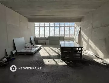 4-комнатная квартира, этаж 2 из 5, 200 м²
