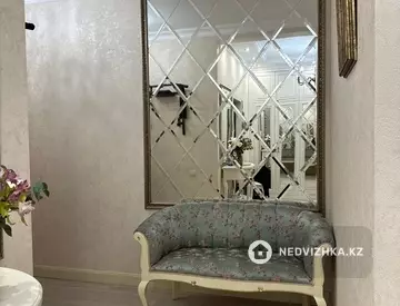 4-комнатная квартира, этаж 3 из 8, 221 м²