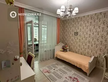 4-комнатная квартира, этаж 3 из 8, 221 м²