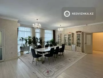 4-комнатная квартира, этаж 3 из 8, 221 м²