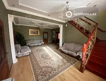 8-комнатная часть дома, 10 соток, 600 м²