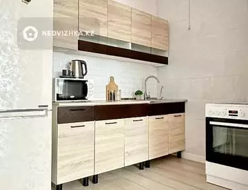 3-комнатная квартира, этаж 2 из 12, 80 м², Посуточно