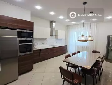 4-комнатная квартира, этаж 16 из 15, 208 м², На длительный срок