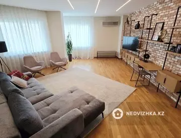 4-комнатная квартира, этаж 16 из 15, 208 м², На длительный срок