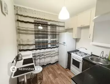 1-комнатная квартира, этаж 4 из 5, 33 м², Посуточно