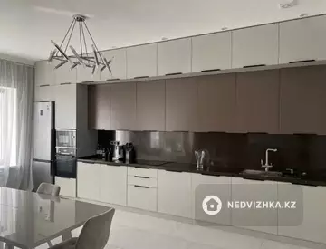4-комнатная квартира, этаж 13 из 20, 200 м², На длительный срок