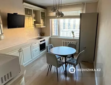 3-комнатная квартира, этаж 8 из 12, 87 м², На длительный срок