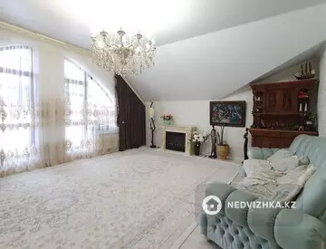 5-комнатная квартира, этаж 4 из 4, 188 м²