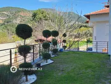 7-комнатный дом, 4 соток, 590 м²