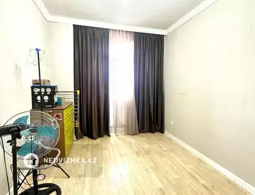 3-комнатная квартира, этаж 4 из 13, 70 м²