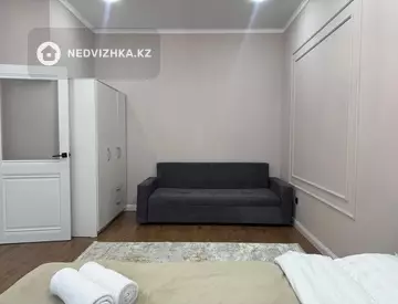 1-комнатная квартира, этаж 3 из 10, 38 м², Посуточно