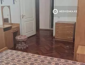 3-комнатная квартира, этаж 4 из 5, 95 м², На длительный срок