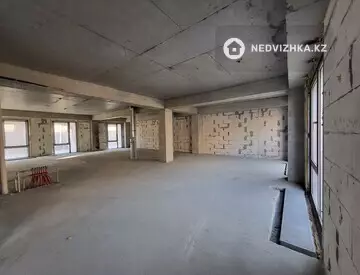 4-комнатная квартира, этаж 2 из 4, 173 м²