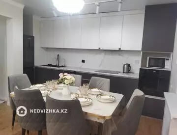 3-комнатная квартира, этаж 4 из 9, 80 м², Посуточно