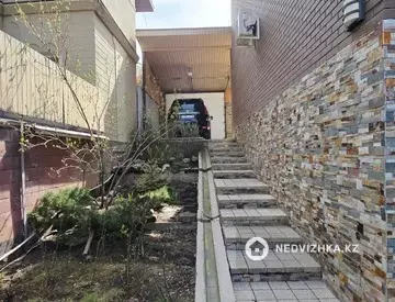 4-комнатный дом, 6.5 соток, 260 м², На длительный срок