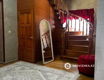 9-комнатный дом, 3 соток, 300 м², На длительный срок