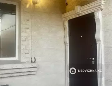 9-комнатный дом, 3 соток, 300 м², По часам