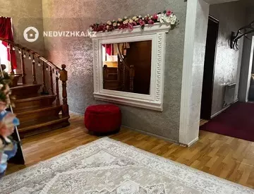 9-комнатный дом, 3 соток, 300 м², По часам