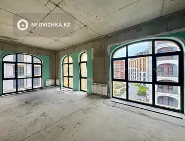 4-комнатная квартира, этаж 4 из 7, 140 м²