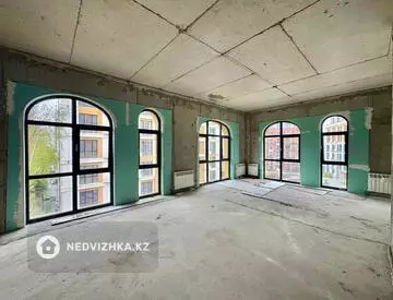 4-комнатная квартира, этаж 4 из 7, 140 м²
