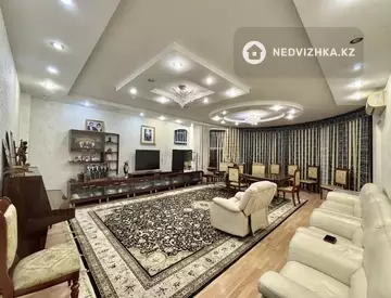 5-комнатная квартира, этаж 4 из 9, 286 м²
