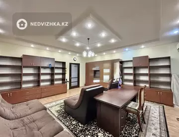 5-комнатная квартира, этаж 4 из 9, 286 м²