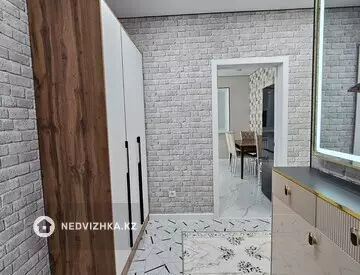 2-комнатная квартира, этаж 10 из 12, 56 м², На длительный срок