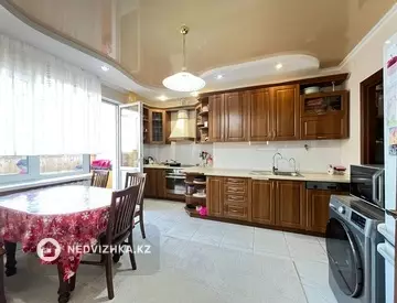3-комнатная квартира, этаж 8 из 17, 110 м²