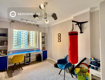 3-комнатная квартира, этаж 3 из 5, 104 м²