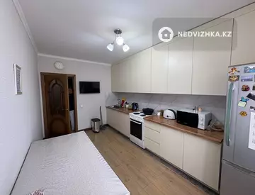 3-комнатная квартира, этаж 4 из 10, 90 м²