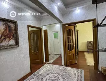 4-комнатная квартира, этаж 4 из 5, 80 м²