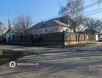 9-комнатный дом, 4.4 соток, 240 м²