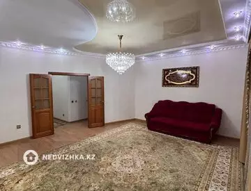 4-комнатная квартира, этаж 4 из 5, 100 м²