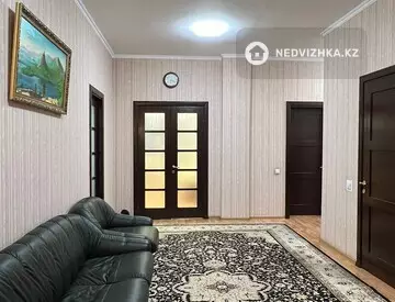 5-комнатная квартира, этаж 4 из 9, 286 м²
