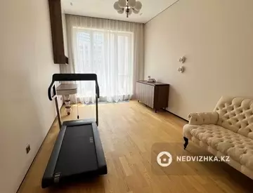 3-комнатная квартира, этаж 5 из 9, 90 м², На длительный срок